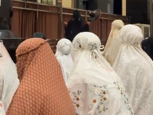 Viral Ramadan Core, Emak-emak Bawa Kipas Angin Sendiri Saat Tarawih di Masjid