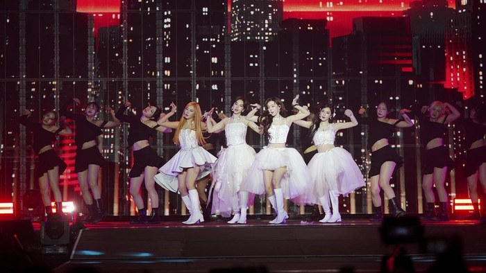 Aksi Panggung Aespa di London, Karina-Giselle Tampil dengan Rambut Baru K-Pop group Aespa performs live onstage in London, Sunday, March 2, 2025. (Photo by Alberto Pezzali/Invision/AP)