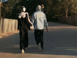 Gaya Anya Geraldine & Tora Widjaja Pamer Kemesraan Lagi, Gandengan-Pelukan