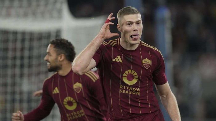 Romas Artem Dovbyk celebrates after scoring his sides second goal during the Serie A soccer match between AS Roma and Como 1907 in Rome, Italy, Sunday, March 2, 2025. (Alfredo Falcone/LaPresse via AP)