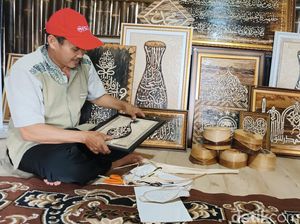 Perjalanan Asep Sulap Limbah Pelepah Pisang Jadi Kaligrafi Bernilai Tinggi Perjalanan Asep Sulap Limbah Pelepah Pisang Jadi Kaligrafi Bernilai Tinggi
