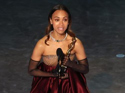 Video Momen Zoe Saldana Nangis Sambil Panggil Ibunya di Panggung Oscar