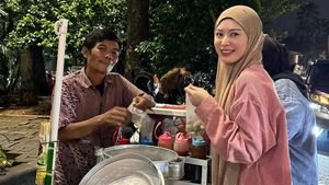 Cantiknya Ayana Moon Saat Berburu Takjil dan Jajan Cilok