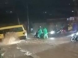Sejumlah Warga Ngungsi ke Tetangga Imbas Banjir di Kawasan Puncak Bogor