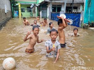 Saat Banjir di Pejaten Jaksel Jadi Wahana Dadakan Bocah Main Air