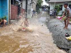 Saat Banjir Jakarta Selalu Jadi Wahana Bocah Main Air