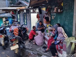 Banjir di Pejaten Belum Surut, Warga Santap Nasi Boks buat Buka Puasa