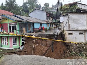 Penampakan Jembatan di Puncak Cisarua Putus Akibat Banjir Bandang Penampakan Jembatan di Puncak Cisarua Putus Akibat Banjir Bandang