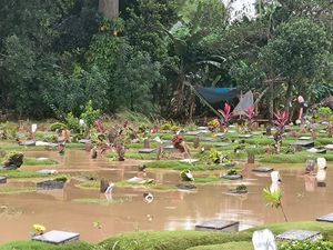 Banjir Rendam 1.200 Kuburan di TPU Jatisari Bekasi, Kini Mulai Surut Banjir Rendam 1.200 Kuburan di TPU Jatisari Bekasi, Kini Mulai Surut