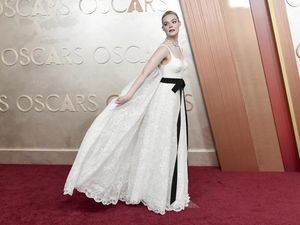 Foto: Best Dressed Oscars 2025, Lisa Bergaya Bak James Bond Foto: Best Dressed Oscars 2025, Lisa Bergaya Bak James Bond