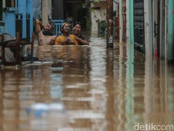 Banjir Kiriman Mulai Surut, Terkini Masih 57 RT di Jakarta Terendam