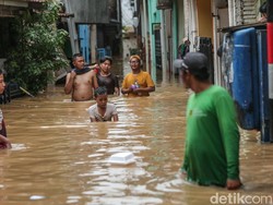 Video: Banjir di Bidara Cina Sisakan Lumpur Tebal, Warga Mulai Bersih-bersih