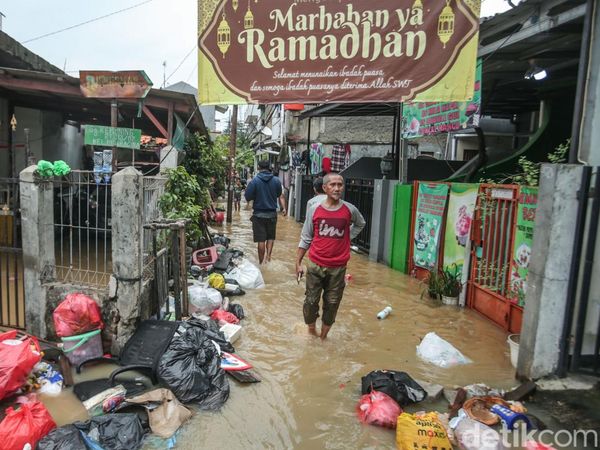 Bidara Cina Jakarta Kebanjiran, Warga Pilih Bertahan di Rumah