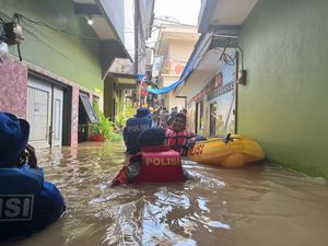 Aksi Brimob Polda Metro Terjang Banjir Evakuasi Warga di Kampung Melayu Aksi Brimob Polda Metro Terjang Banjir Evakuasi Warga di Kampung Melayu