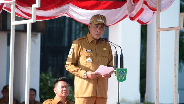 Bupati Bima, Ady Mahyudi, di saat  memimpin apel adonan perdana Pemkab Bima di halaman kantornya, Senin, (3/3/2025). (Istimewa)