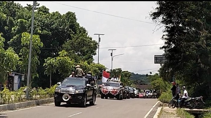 Bupati dan Wabup Manggarai Barat, Edistasius Endi-Yulianus Weng (Edi-Weng), konvoi di Labuan Bajo, Senin (3/3/2025) siang. (Ambrosius Ardin/detikBali) Bupati dan Wabup Manggarai Barat, Edistasius Endi-Yulianus Weng (Edi-Weng), konvoi di Labuan Bajo, Senin (3/3/2025) siang. (Ambrosius Ardin/detikBali)