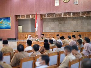 Bupati LAZ Minta Pejabat yang Tak Mampu Bekerja Segera Mundur Bupati LAZ Minta Pejabat yang Tak Mampu Bekerja Segera Mundur