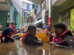 Video: Momen Petugas Evakuasi Warga Korban Banjir Kebon Pala Pakai Perahu