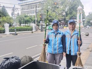 Ramadan Ala Duo Srikandi Penjaga Kebersihan di Bandung