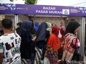 Emak-emak Serbu Bazar Murah #DemiIndonesia Mandiri Pangan