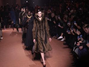 Fendi Rayakan 100 Tahun di Tengah Kontroversi Bulu dan Tas Ikonis Baguette