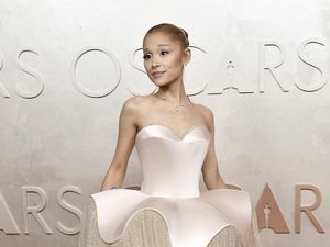 Ariana Grande Positif COVID-19 di Tengah Tur Film Wicked: For Good