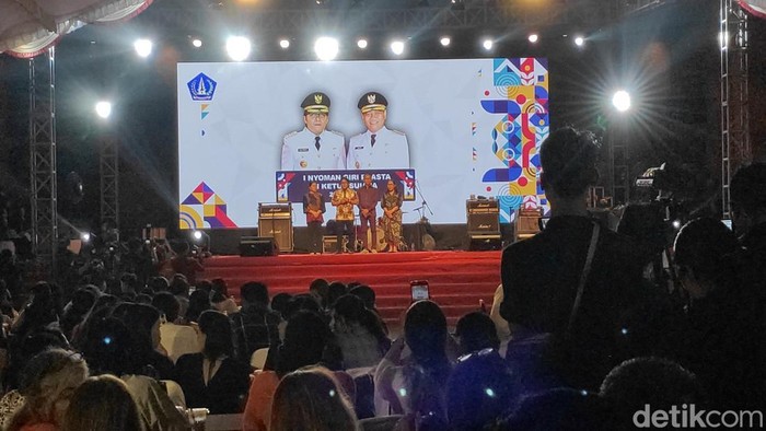 Giri dan Suiasa di saat aktivitas pisah sambut Bupati Badung di panggung terbuka Balai Budaya Giri Nata Mandala, Puspem Badung, Senin malam (3/3/2025). (Agus Eka/detikBali)