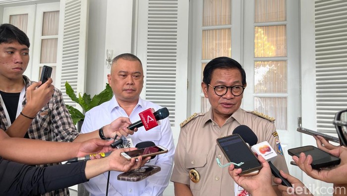 Gubernur DKI Jakarta Pramono Anung Wibowo menerima kemunculan Menteri Perhubungan (Menhub) RI Dudy Purwagandhi di Balai Kota Jakarta.