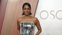 5 Gaya Ultra-glam Halle Berry Pakai Gaun Berhias Pecahan Kaca di Oscars 2025