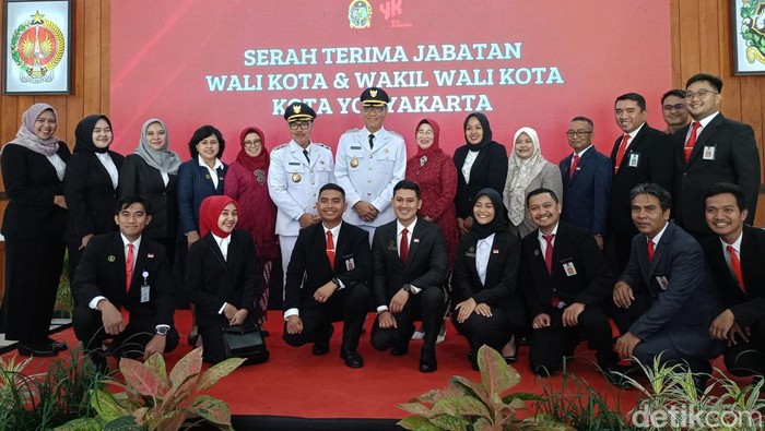 Hasto Wardoyo dan Wawan Harmawan usai serah terima jabatan Wali Kota Jogja, di Balai Kota Jogja, Senin (3/3/2025). Hasto Wardoyo dan Wawan Harmawan usai serah terima jabatan Wali Kota Jogja, di Balai Kota Jogja, Senin (3/3/2025).