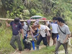 Wanita Mau Melahirkan di Polman Ditandu 20 Km ke Puskesmas gegara Jalan Rusak