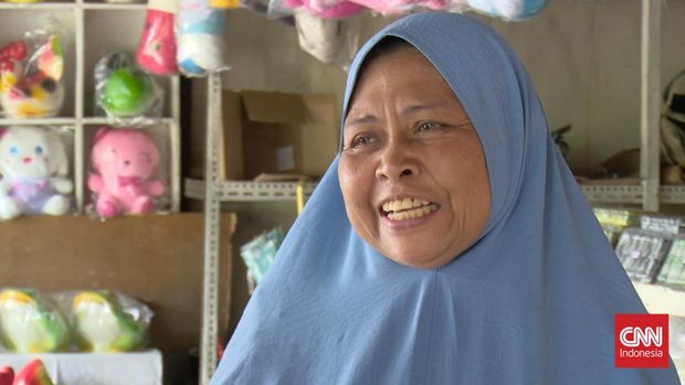 Ibu Pipik pemilik toko oleh-oleh di kawasan simpang jomin, Karawang, Jawa Barat.