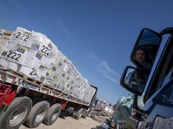Video: Truk Bantuan Makanan Tiba di Gaza, Langsung Diserbu Warga