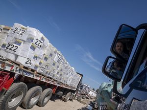 Israel Kembali Blokir Truk Bantuan Masuk ke Gaza Israel Kembali Blokir Truk Bantuan Masuk ke Gaza