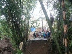 Jembatan Penghubung Antar Kampung di Puncak Cianjur Ambruk