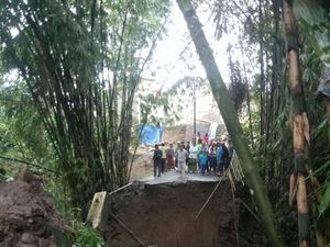 Jembatan Penghubung Antar Kampung di Puncak Cianjur Ambruk Jembatan Penghubung Antar Kampung di Puncak Cianjur Ambruk