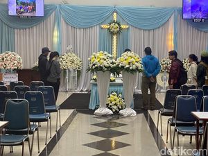 Jenazah Lilie Pendaki Cartensz Tiba di Rumah Duka Nana Rohana Bandung Jenazah Lilie Pendaki Cartensz Tiba di Rumah Duka Nana Rohana Bandung