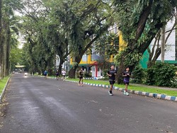 Asyiknya Ngabuburit Sambil Jogging di Jalanan Kampus Unej