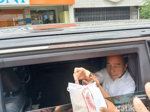 Keliling Naik Mobil, Jokowi Bagi-bagi Beras dan Amplop ke Warga Solo Keliling Naik Mobil, Jokowi Bagi-bagi Beras dan Amplop ke Warga Solo