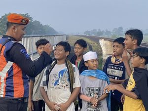 KAI Daop 8 Surabaya Larang Masyarakat Ngabuburit di Sekitar Jalur KA KAI Daop 8 Surabaya Larang Masyarakat Ngabuburit di Sekitar Jalur KA