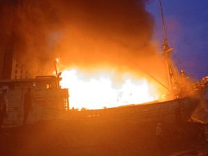 Kapal di Pelabuhan Rakyat Ancol Terbakar, Api Berkobar Kapal di Pelabuhan Rakyat Ancol Terbakar, Api Berkobar