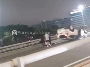 Kecelakaan Mobil CR-V Terbalik di Tol Tanjung Duren, Tidak Ada Korban Jiwa