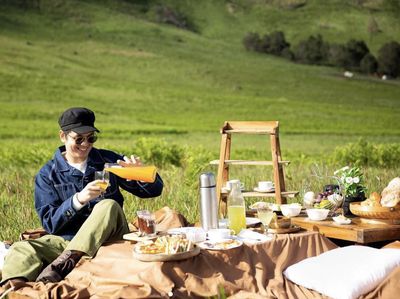 Kevin Julio Nikmati Sarapan Sambil Piknik di Bali hingga Bromo