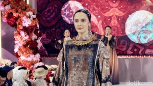 10 Koleksi Baju Lebaran Shella Saukia, Dress Motif Bunga Hingga Monogram