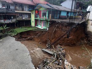 Kondisi Kampung Pensiunan Puncak Usai Diterjang Banjir Bandang Kondisi Kampung Pensiunan Puncak Usai Diterjang Banjir Bandang