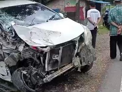 Truk Tabrak Minibus-Rumah di Maros gegara Sopir Ngantuk, 2 Orang Luka