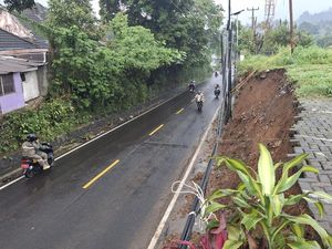Tebing Longsor di Jalan Raya Puncak Semalam, Begini Kondisinya Kini Tebing Longsor di Jalan Raya Puncak Semalam, Begini Kondisinya Kini