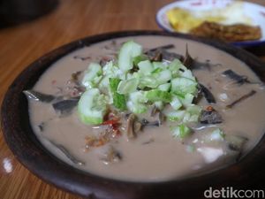 Lezatnya Berbuka Pakai Nasi Ontel di Kafe Jadul Tayu Pati Lezatnya Berbuka Pakai Nasi Ontel di Kafe Jadul Tayu Pati