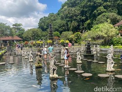 Jumlah Wisatawan Taman Tirta Gangga Bali Tak Seramai Nataru Tahun Lalu