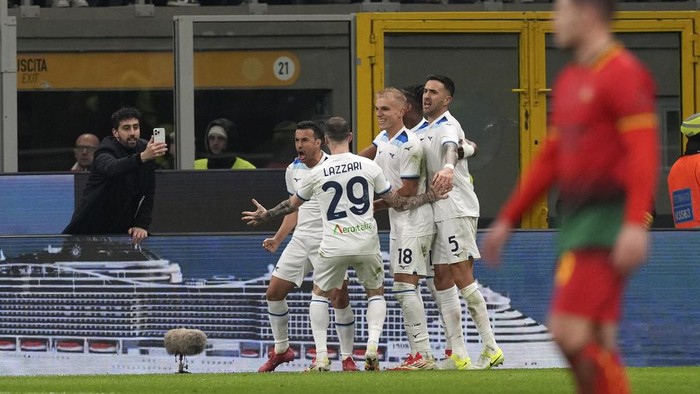 Lazios Pedro celebrates with teammates after scoring his sides second goal during the Serie A soccer match between AC Milan and Lazio at the San Siro stadium, in Milan, Italy, Sunday, March 2, 2025. (AP Photo/Antonio Calanni)